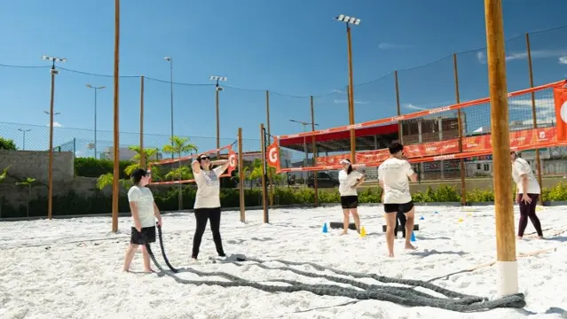 Aula de beach tennis na areia em dia de sol