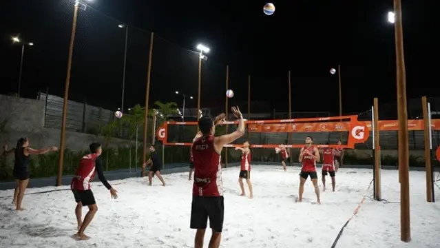 Jogo noturno em quadra de areia iluminada do Beach 'n Garden